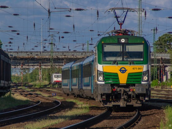 H-GySEV 471 001 Vectron passes by at Budapest-Ferencváros