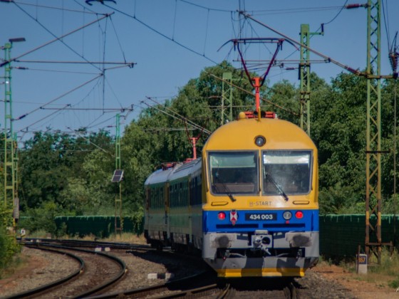 MÁV BVmot 001 & 003 are passing by at Monor, towards Fonyód