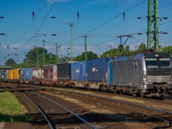 Railpool 193 997 Vectron is arriving to Budapest-Ferencváros station with it's freight train.