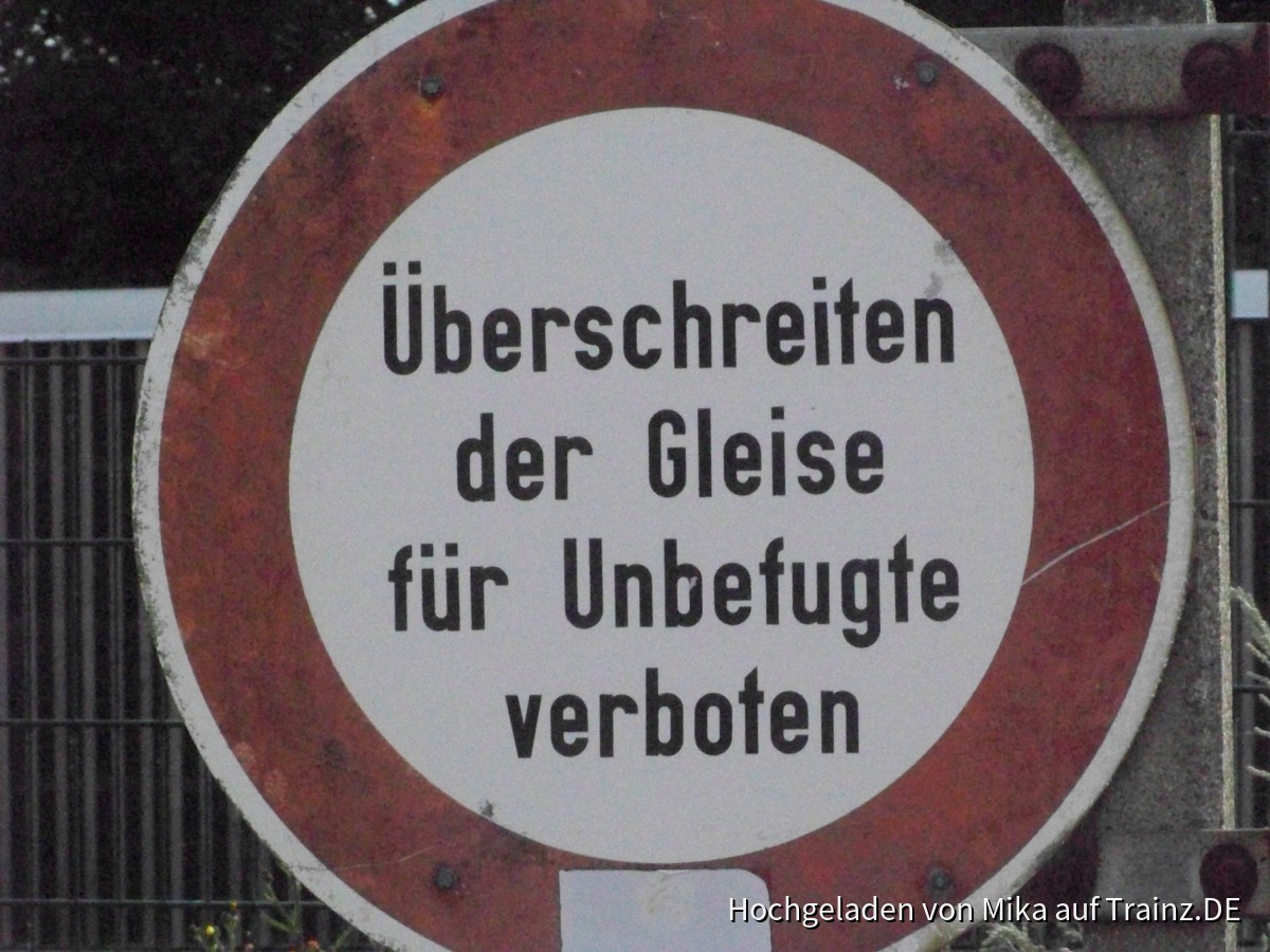 Schild - "Überschreiten der Gleise für Unbefugte verboten"