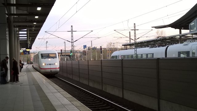 ICE947 fährt in den Düsseldorfer Flughafenbahnhof ein