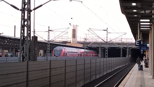 RE 5 nach Koblenz fährt in den Düsseldorfer Flughafenbahnhof ein
