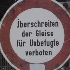 Schild - "Überschreiten der Gleise für Unbefugte verboten"